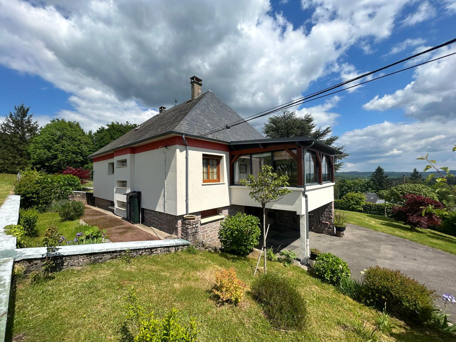 Grande maison avec vue sur les Monts d'Auvergne